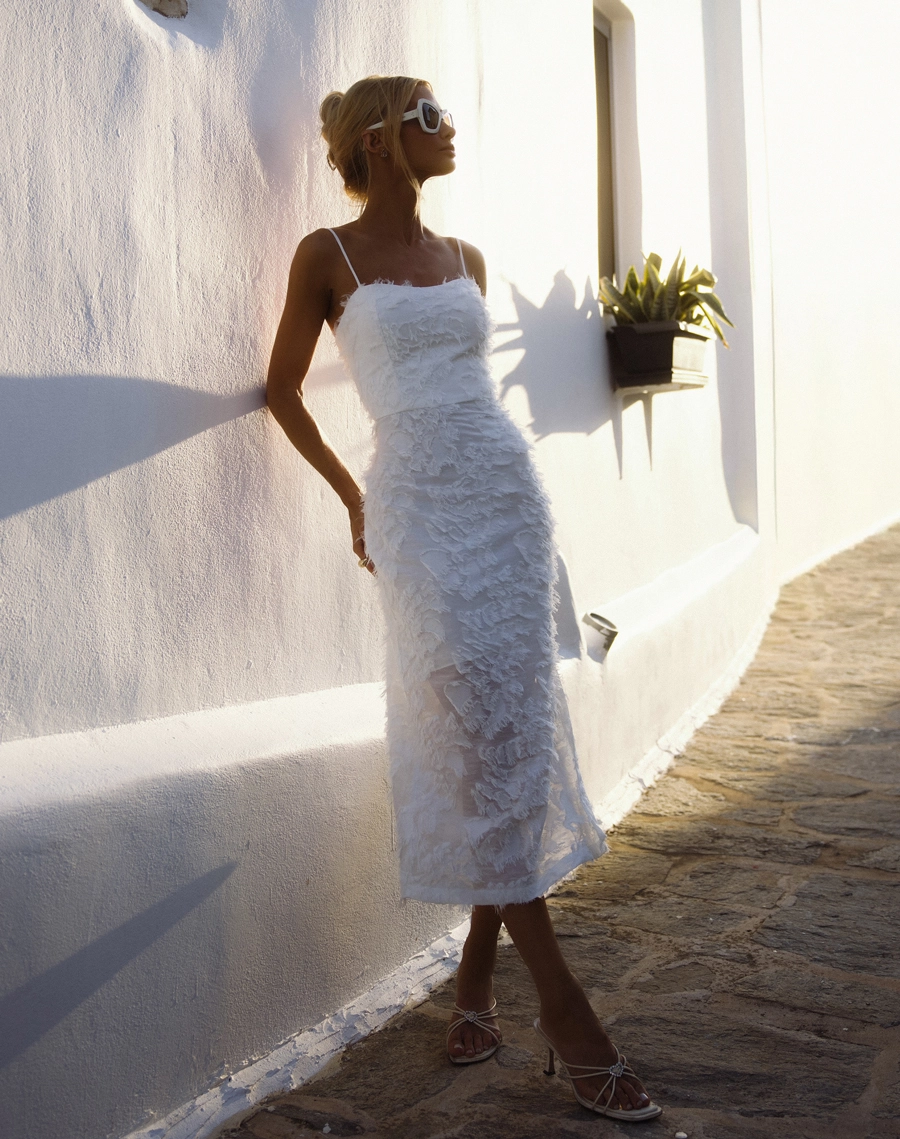 O Vestido Midi Sienna é confeccionado em Jacquard, tecido elegante e texturizado, conhecido pelo relevo suave que adiciona volume e sofisticação. 