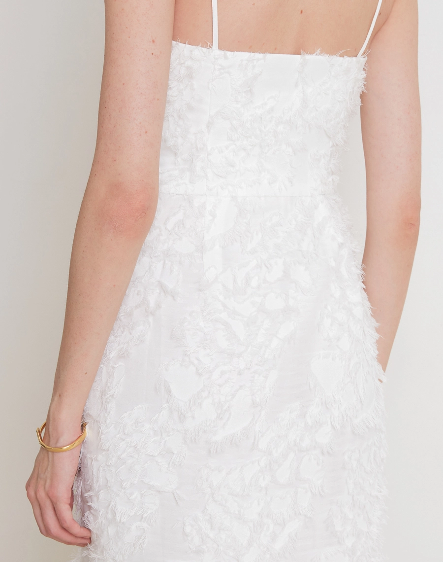 O Vestido Midi Sienna é confeccionado em Jacquard, tecido elegante e texturizado, conhecido pelo relevo suave que adiciona volume e sofisticação. 