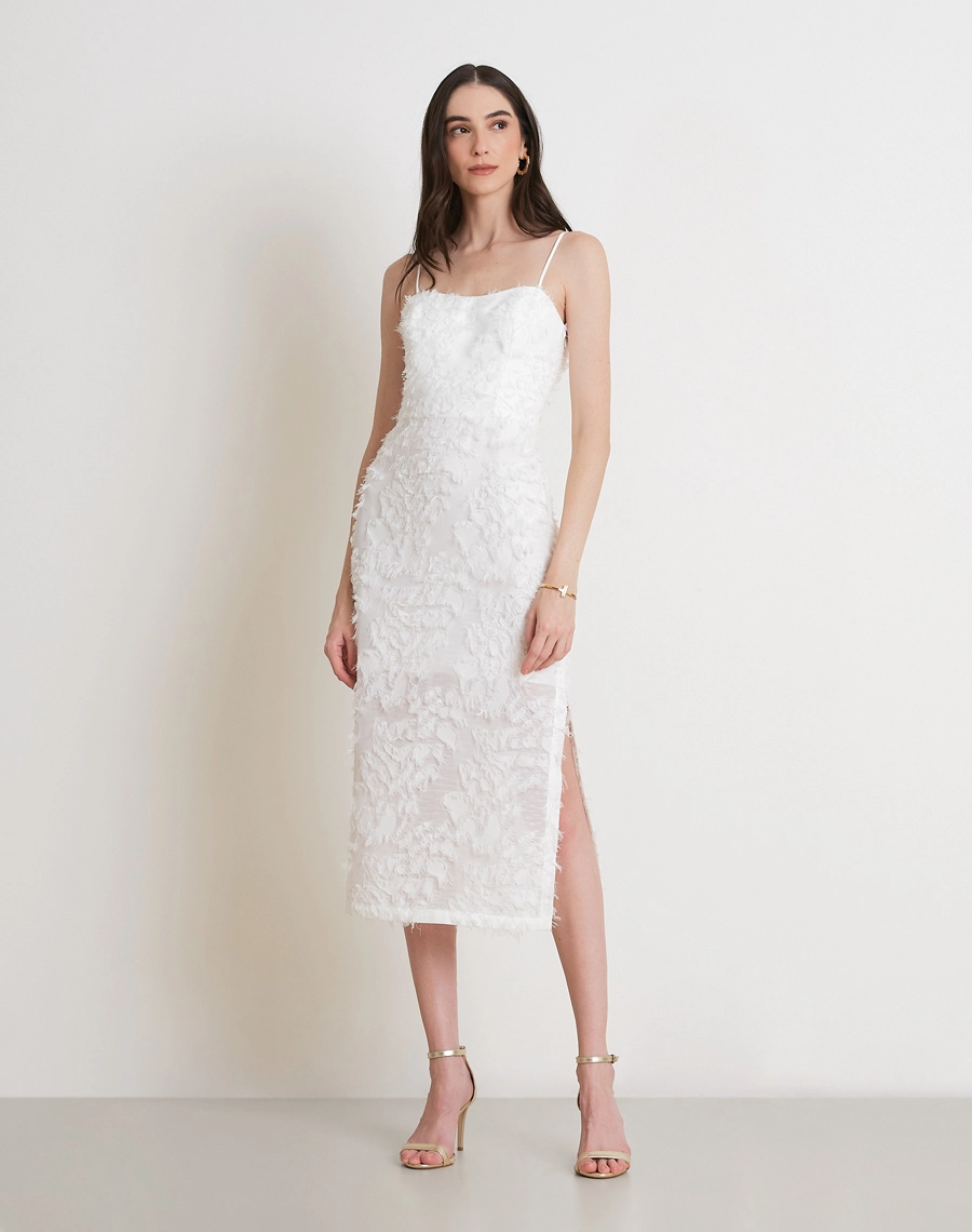 O Vestido Midi Sienna é confeccionado em Jacquard, tecido elegante e texturizado, conhecido pelo relevo suave que adiciona volume e sofisticação. 