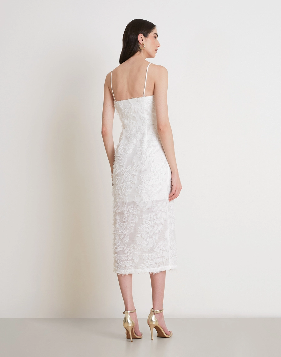 O Vestido Midi Sienna é confeccionado em Jacquard, tecido elegante e texturizado, conhecido pelo relevo suave que adiciona volume e sofisticação. 