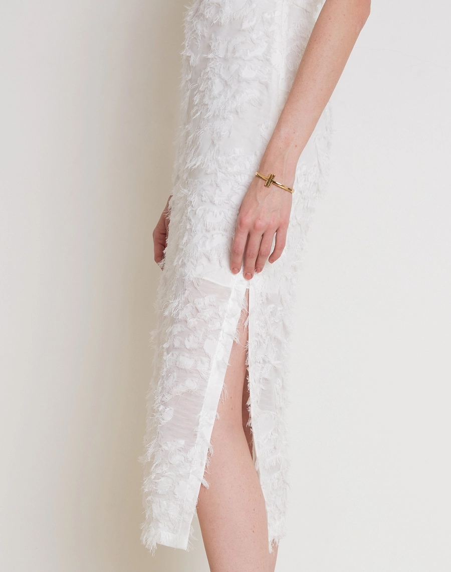 O Vestido Midi Sienna é confeccionado em Jacquard, tecido elegante e texturizado, conhecido pelo relevo suave que adiciona volume e sofisticação. 