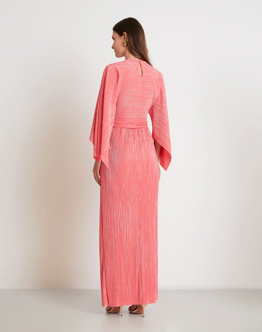 O Vestido Longo Norah é confeccionado em tecido plissado com textura sofisticada, leveza e excelente caimento. <BR/>