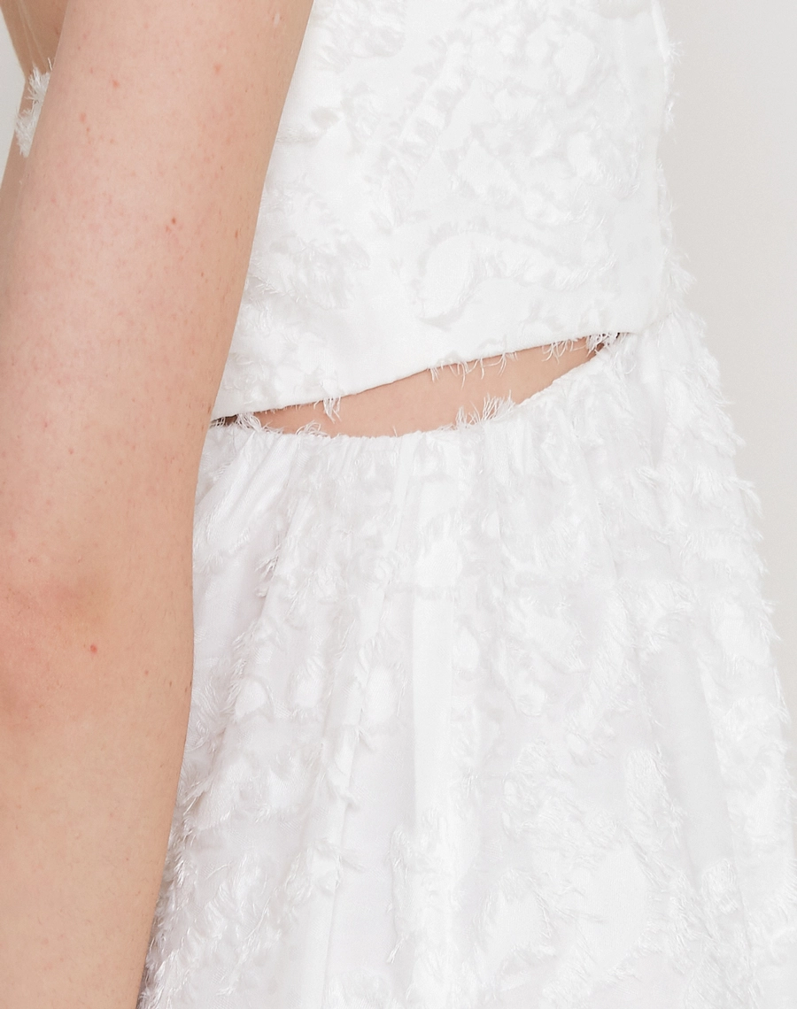 O Vestido Longo Anahi é confeccionado em Jacquard, tecido elegante e texturizado, conhecido pelo relevo suave  que adicionam volume e sofisticação.