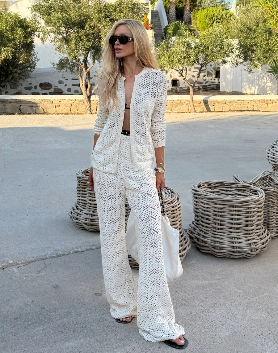 A Calça Venice é confeccionada em renda, tecido delicado e sofisticado, com textura rica e acabamento refinado. <br/>