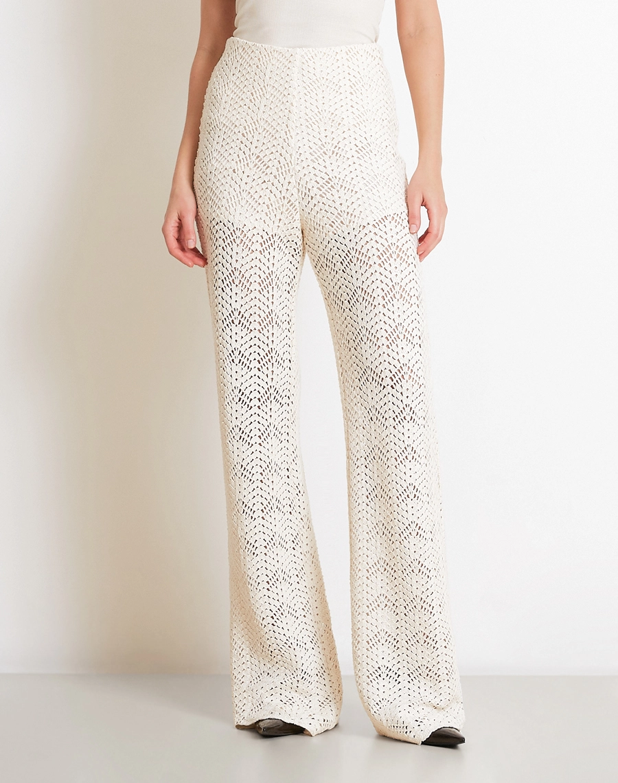 A Calça Venice é confeccionada em renda, tecido delicado e sofisticado, com textura rica e acabamento refinado. <br/>