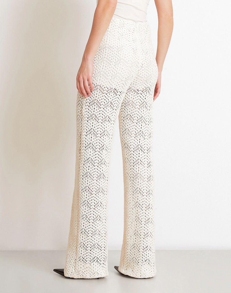 A Calça Venice é confeccionada em renda, tecido delicado e sofisticado, com textura rica e acabamento refinado. <br/>